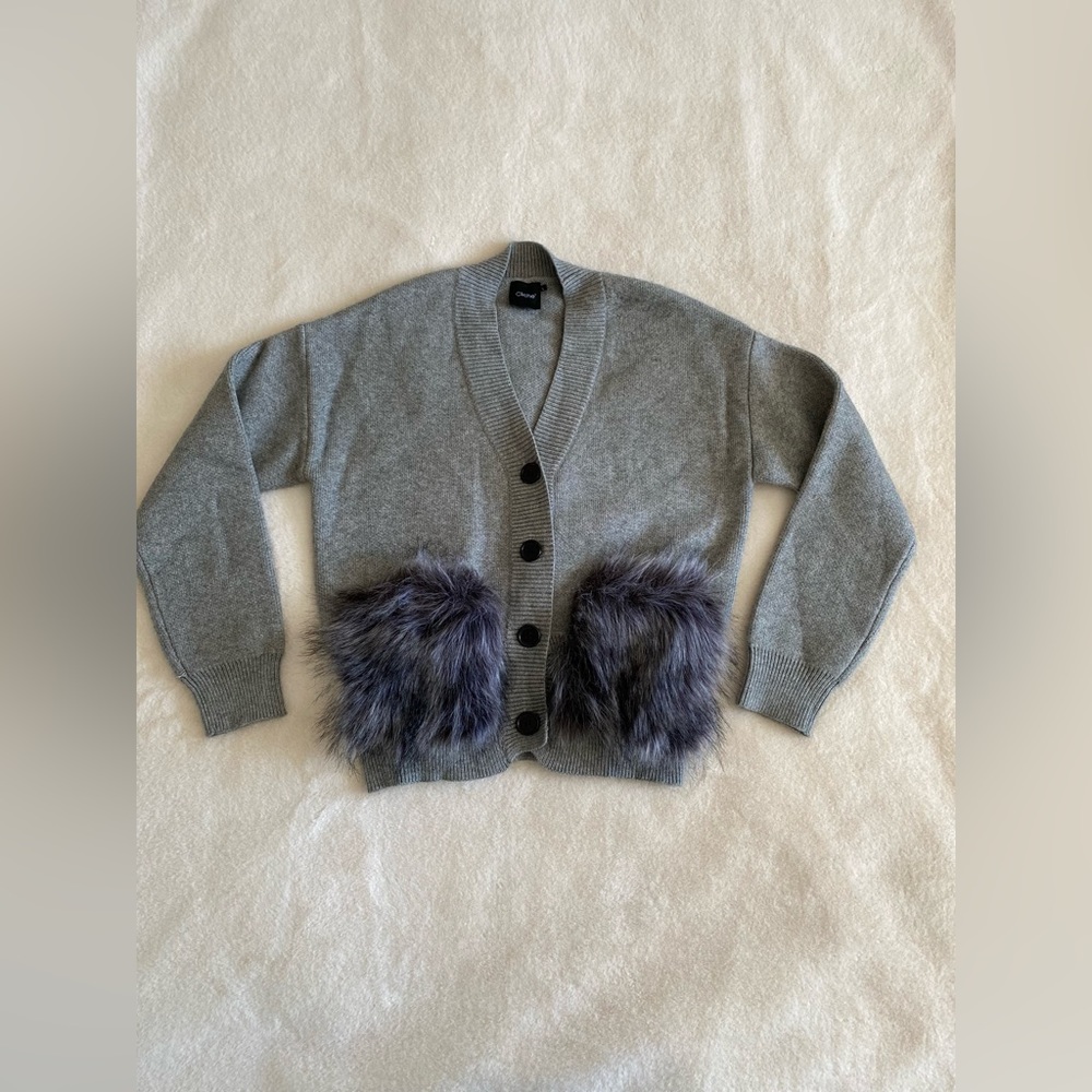Cliche sweater cardigan with faux fur pockets | size large